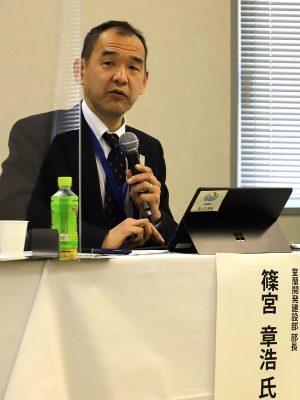 白鳥大橋でツアーが実施されるまでの経緯などを紹介した篠宮さん