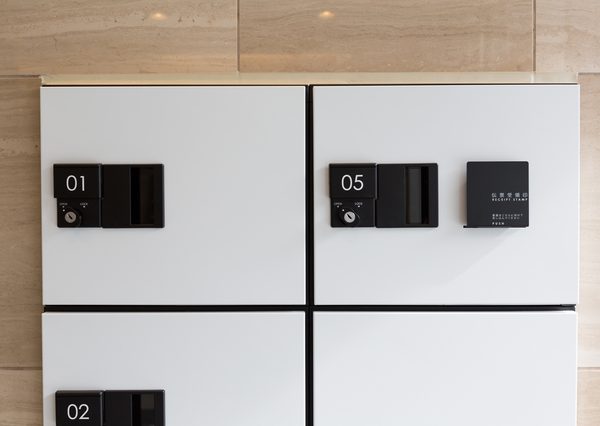 宅配ボックスの活用や、宅配バッグの設置、指定場所への置き配など可能な方法がある場合は検討したい