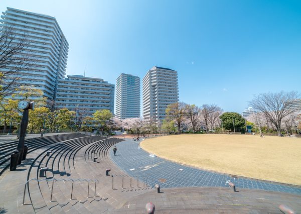 川口駅周辺には、市立中央図書館や川口駅前行政センターなどの行政施設も集まる。商業施設が充実する東口に対し、西口には川口西公園(リリアパーク)が隣接し、水遊びができる川や遊具が整備されている