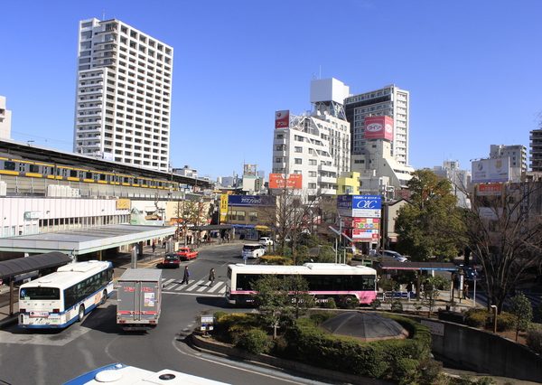 川口駅周辺には、市立中央図書館や川口駅前行政センターなどの行政施設も集まる。商業施設が充実する東口に対し、西口には川口西公園(リリアパーク)が隣接し、水遊びができる川や遊具が整備されている