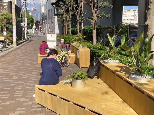 阪急茨木市駅の南側で行われた社会実験の様子。パークレットのようなイメージで、歩道上で滞在できるような空間を演出した。(写真提供:茨木市)