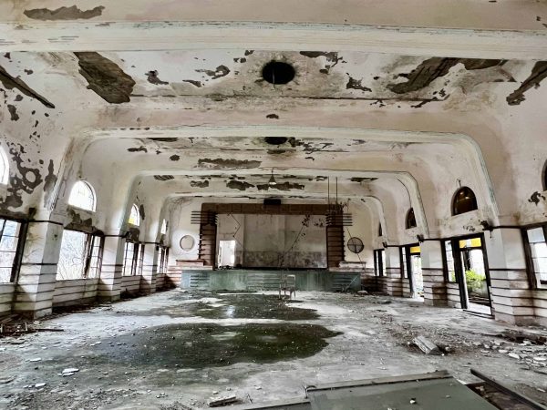 4階の余興場(ホール)で演芸を楽しむ人々(昭和10年代)。写真提供/摩耶山再生の会