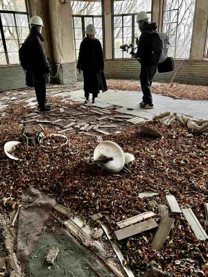 神戸市がアーティストの協力を得て新たな観光振興策としてスタートした「KOBE Re: Public ART PROJECT」。このプロジェクトの中のひとつ、摩耶山の廃墟を巡るガイドツアーに参加してきた。