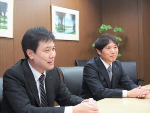 社内の雰囲気を語る杉原氏と幡野氏。自身もかつては営業としてユーザーのニーズに耳を傾けてきた