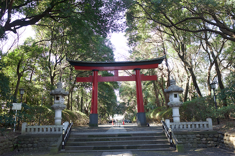 和田堀で写生する女性