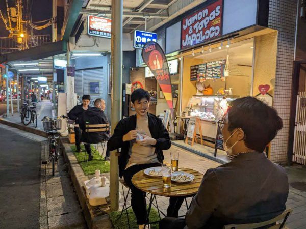 JR駅前商店街で行われた社会実験の様子。歩道が広がった状況をイメージでき、かつ滞在もしやすい空間を一時的に演出した。(写真提供:茨木市)