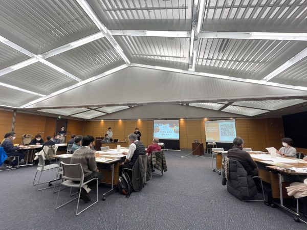 阪急茨木市駅の南側で行われた社会実験の様子。パークレットのようなイメージで、歩道上で滞在できるような空間を演出した。(写真提供:茨木市)