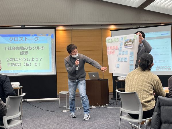 阪急茨木市駅の南側で行われた社会実験の様子。パークレットのようなイメージで、歩道上で滞在できるような空間を演出した。(写真提供:茨木市)