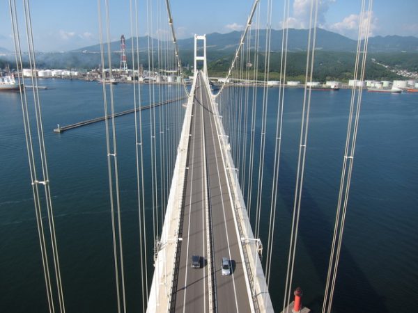 インフラツーリズムの事例として知られる室蘭市の「白鳥大橋」