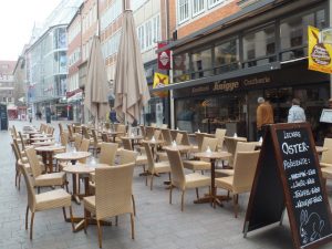 海外のオープンカフェのような風景が実現すればまちの魅力のひとつになるかもしれない