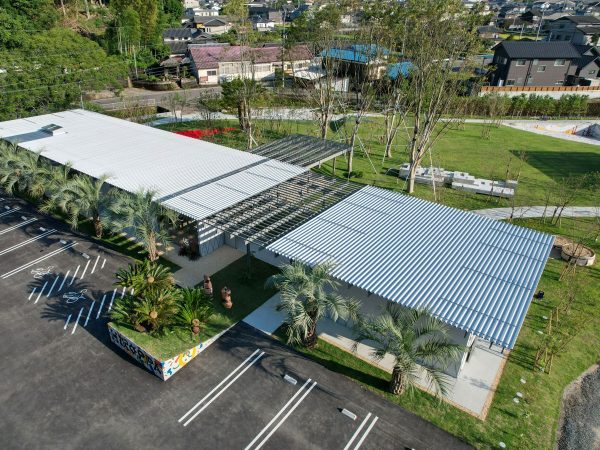 入り口に掲げられた看板が目印。提供:マルヒロ