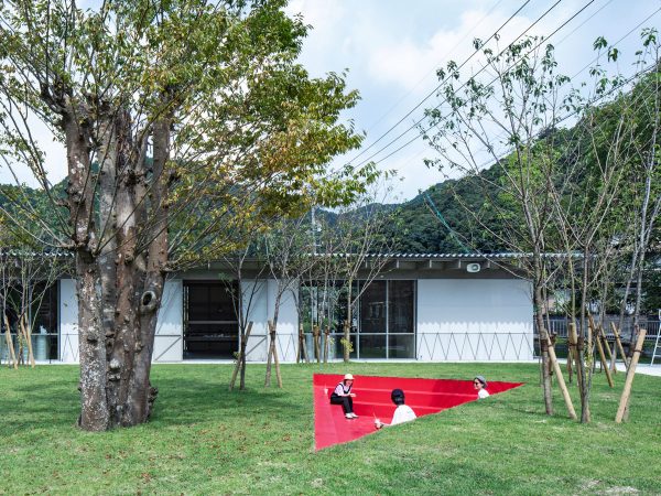 子どもがよじ登れる高台