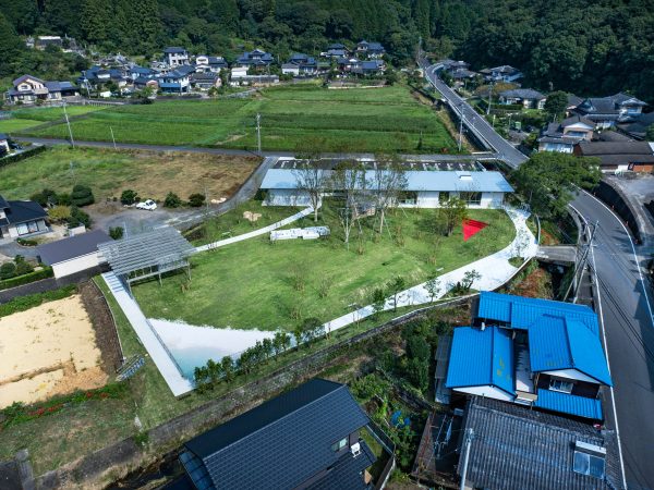 入り口に掲げられた看板が目印。提供:マルヒロ