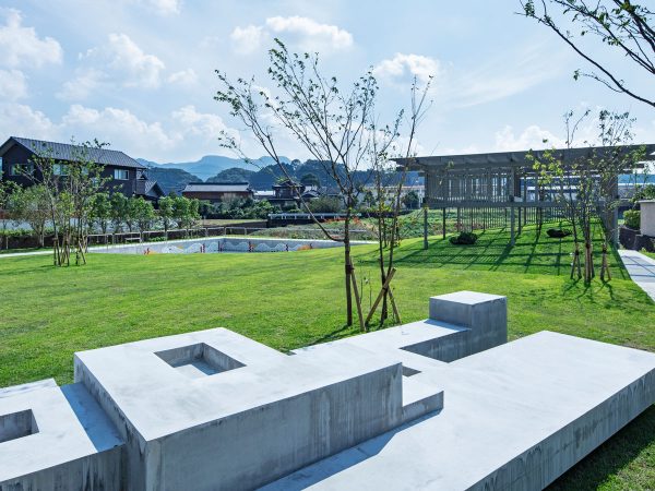 子どもがよじ登れる高台