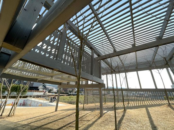 子どもがよじ登れる高台