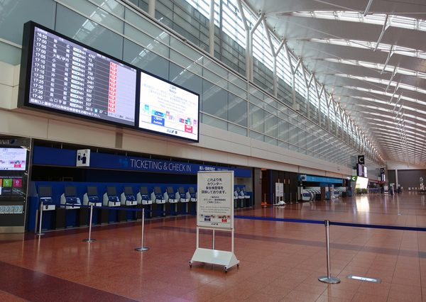 緊急事態宣言期間中の羽田空港第2ターミナル。不要不急の都道府県間の移動は、極力控えるよう呼びかけられた