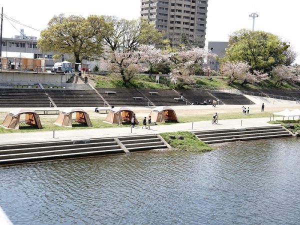 河川敷に設置されたテント。桜まつり開催中は、休憩スポットとして貸し出していたが、新たな活用方法を探ることに