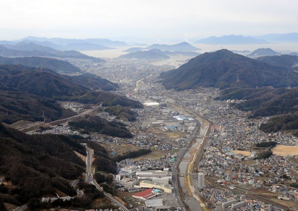 道路の役割は、意外に広範囲に渡っている。そこで今回は、広島県の東広島・安芸バイパスと宮崎県の東九州自動車道の清武南IC~日南北郷IC開通を参考に道路が地域の活性化にどう役立つのかを考えてみたい。