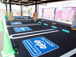 東京都のEV充電器設置義務化条例を受け、有識者に意見を聞いた