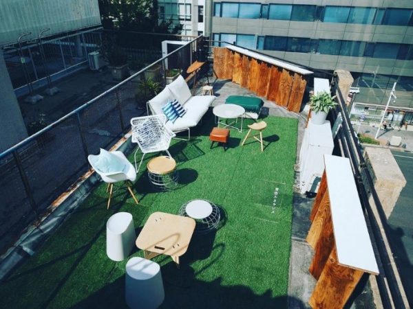 人工芝を敷いて家具を置く設営は1時間ほどで完了。コンパクトな設えもイベント継続につながっている