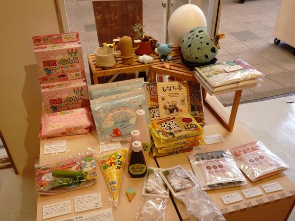 市内にある、焼きものの原料となる粘土を扱うメーカーや、焼きものの型に必要な石膏の会社が出している、子ども向けの製品コーナー。マシュマロのような感触で水性・油性ペンで色付けもできる粘土や、石膏で作るアロマストーンのキットなどがある