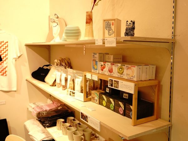 市内にある、焼きものの原料となる粘土を扱うメーカーや、焼きものの型に必要な石膏の会社が出している、子ども向けの製品コーナー。マシュマロのような感触で水性・油性ペンで色付けもできる粘土や、石膏で作るアロマストーンのキットなどがある