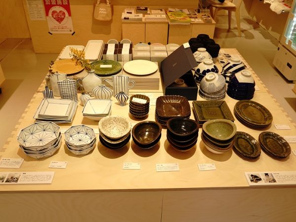 市内にある、焼きものの原料となる粘土を扱うメーカーや、焼きものの型に必要な石膏の会社が出している、子ども向けの製品コーナー。マシュマロのような感触で水性・油性ペンで色付けもできる粘土や、石膏で作るアロマストーンのキットなどがある