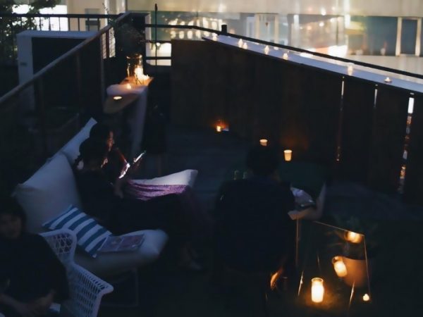 名古屋駅近くの「サンデーフラーカフェ」で行われた青空ルネサンスの様子。夜は灯りの演出で幻想的な雰囲気に