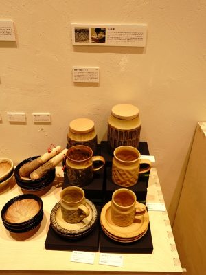 1965年に創業した、かしわ窯のマグカップ&ソーサ―とキャニスター。この窯元の近くにある、観光スポットにもなっている登り窯で使っていた窯道具を積み上げて垣根を作った「窯垣の小径」をモチーフにした作品シリーズで、瀬戸の情景が感じられる