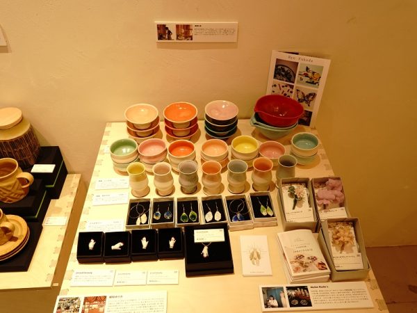 1965年に創業した、かしわ窯のマグカップ&ソーサ―とキャニスター。この窯元の近くにある、観光スポットにもなっている登り窯で使っていた窯道具を積み上げて垣根を作った「窯垣の小径」をモチーフにした作品シリーズで、瀬戸の情景が感じられる