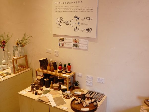 1965年に創業した、かしわ窯のマグカップ&ソーサ―とキャニスター。この窯元の近くにある、観光スポットにもなっている登り窯で使っていた窯道具を積み上げて垣根を作った「窯垣の小径」をモチーフにした作品シリーズで、瀬戸の情景が感じられる