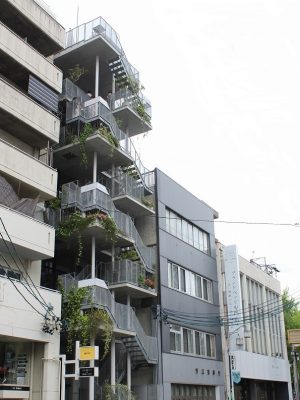 「第9回青空ルネサンス」は、名古屋市大須のビル屋上で開催。見上げると、寛いでいる参加者の姿がちらほらのぞく