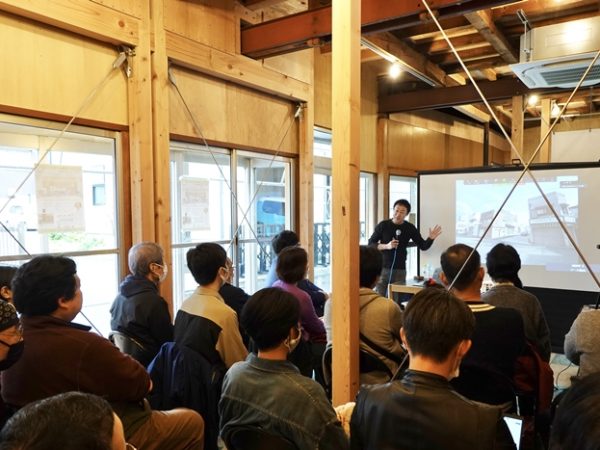 プロジェクトのシンボルマーク。ラウンジ内にはあちこちに耐震補強のためのブレースが入っている