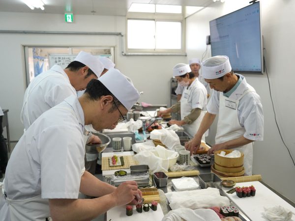 喫茶室みゆきもりの店内。体育館のベンチを活用するなど、小学校に残された廃材を移築してつくられている