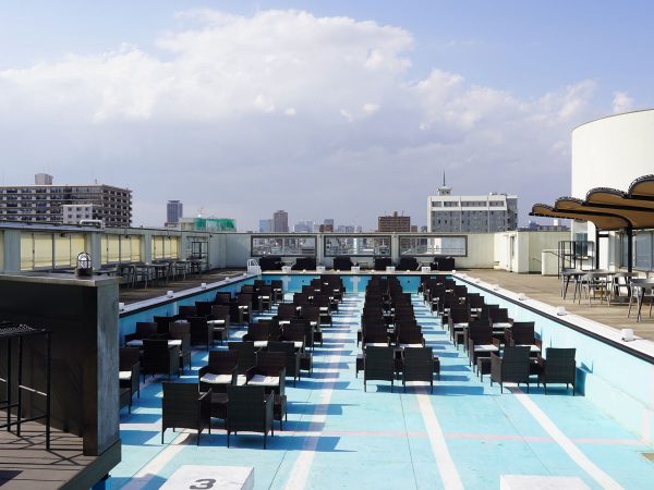 喫茶室みゆきもりの店内。体育館のベンチを活用するなど、小学校に残された廃材を移築してつくられている