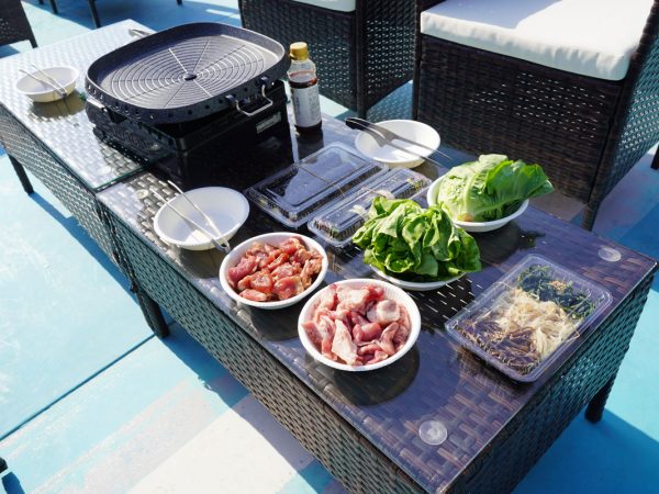 喫茶室みゆきもりの店内。体育館のベンチを活用するなど、小学校に残された廃材を移築してつくられている