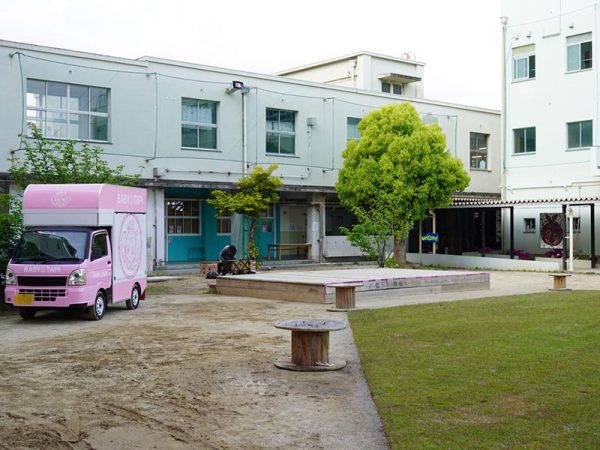 鶴橋駅からつながっている、鶴橋本通商店街。韓国飲食店が軒を連ねる