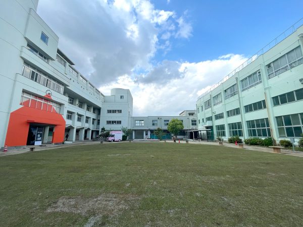 いくのパークの校庭。芝生広場も公園として一般開放。定期的なイベントも開催される