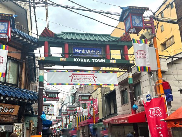 鶴橋駅からつながっている、鶴橋本通商店街。韓国飲食店が軒を連ねる