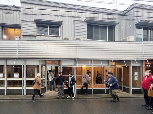 白楽駅。改札を出るとすぐに両側に商業ビルが並び、広場的な空間は全くない