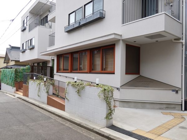 東急東横線白楽駅と聞いて多くの人が思い出すのはレトロな木造アーケードのある六角橋ふれあい通りだろうか。神奈川大学があるため、街には若い人が多いのだが、実際には商店街同様に高齢化が進展している。その若返りを模索、地元の空き空間が動き始めた。