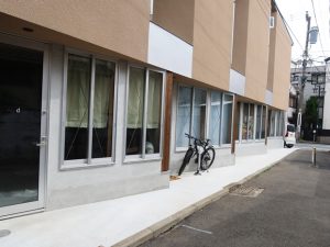 1階部分。外に向いた窓に自分たちの好きなものを飾っている住戸も