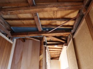 2階。上を見ると千切れたような断熱材(?)が見える場所などがあり、だいぶつぎはぎだったようだ