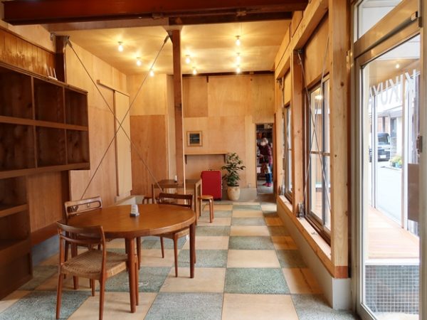 コーヒースタンド側から全体を見たところ。オープニングイベント時の風景(撮影/山室興作)