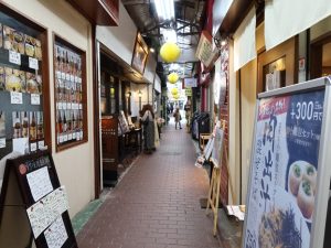 六角橋ふれあい通り。細い路地にアーケードが続く商店街。接道していない店舗も多く、災害時の懸念があるとされている