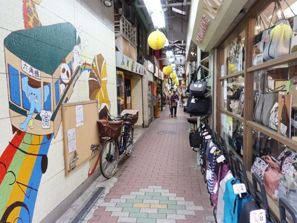 プロジェクトのシンボルマーク。ラウンジ内にはあちこちに耐震補強のためのブレースが入っている