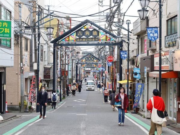 白楽駅。改札を出るとすぐに両側に商業ビルが並び、広場的な空間は全くない