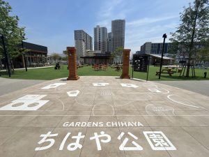 高層マンションの奥に千早駅がある