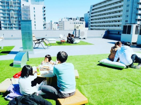 名古屋駅近くの「サンデーフラーカフェ」で行われた青空ルネサンスの様子。夜は灯りの演出で幻想的な雰囲気に