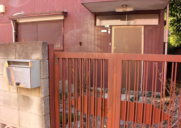 売り手は最も高い価格で売りたいと考え、買い手はそれぞれの欲求をできる限り満たすように、予算制約のもとでのトレードオフを行う(画像はイメージ)